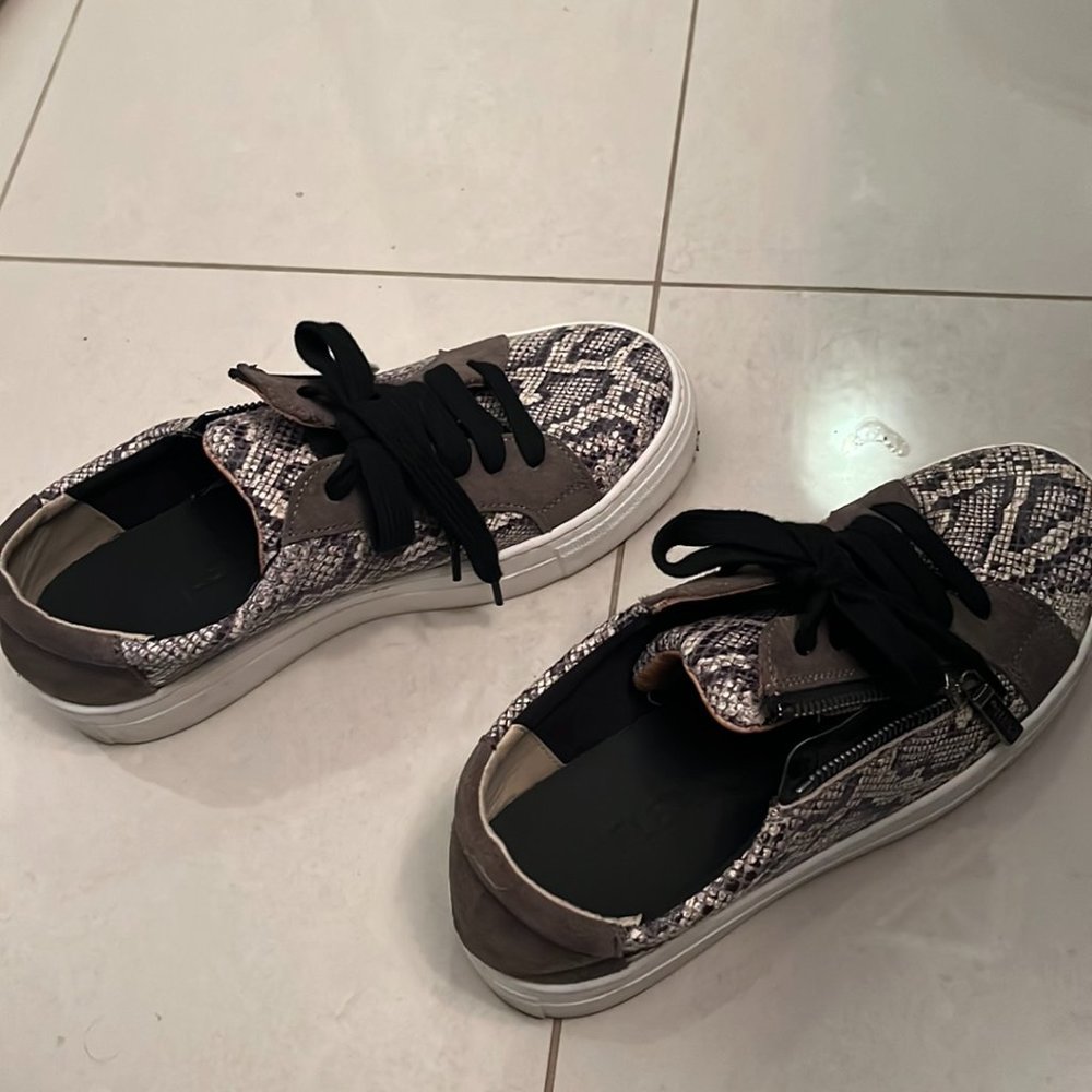 The Flexx Womens snakeskin pattern sneaker